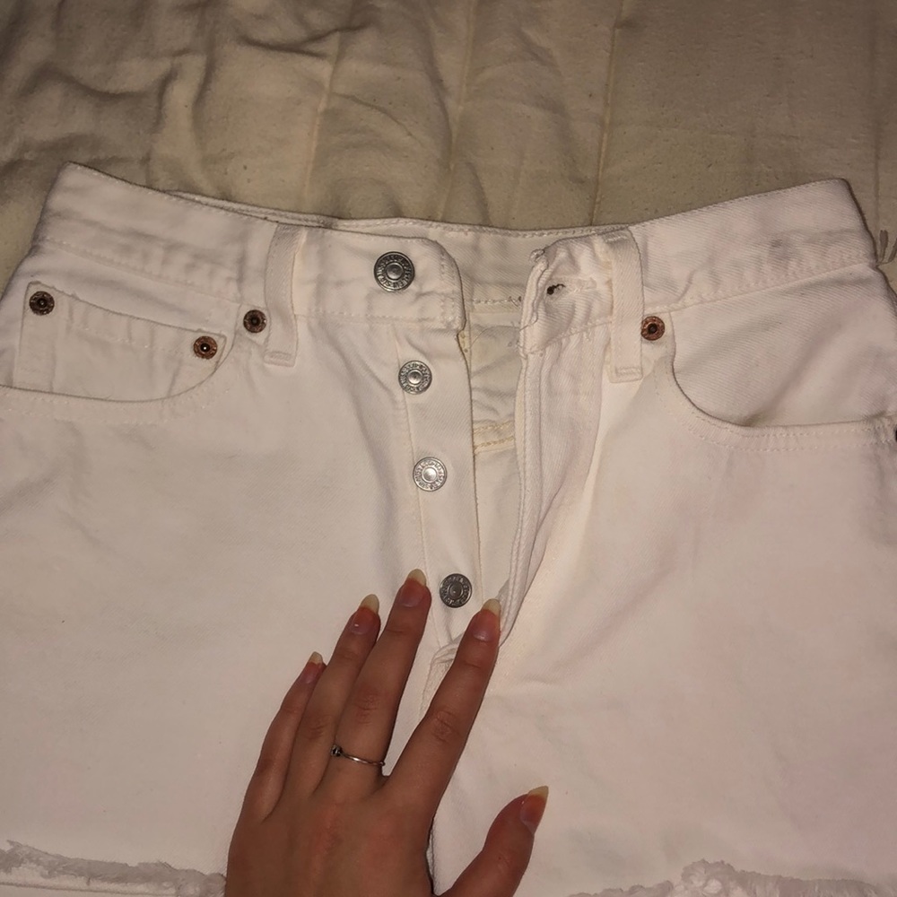 White Levi’s shorts